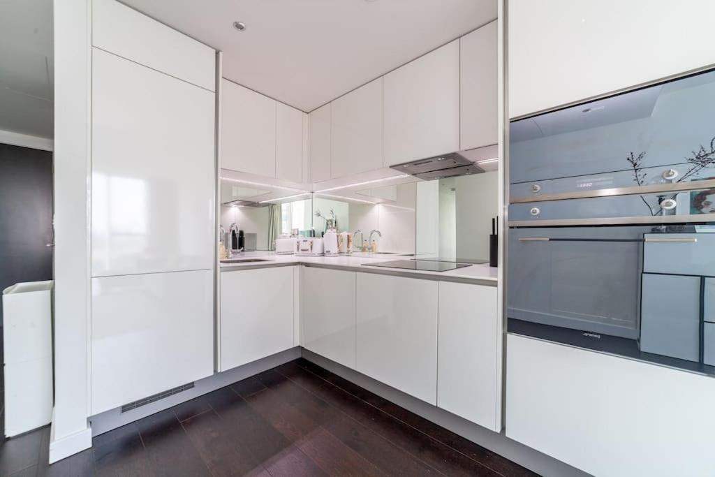 Full Of Light & Spacious 2br Residence, 9 Elms London