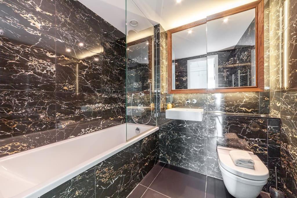 Full Of Light & Spacious 2br Residence, 9 Elms London